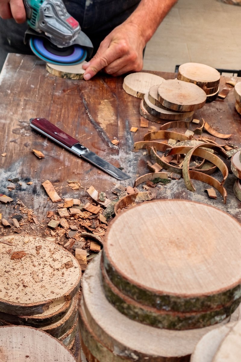 Lavorazione artigianale medaglie legno Matesannio